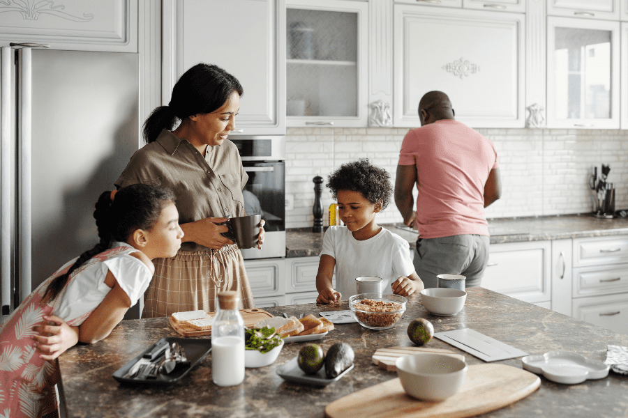 A family makes healthy breakfast together